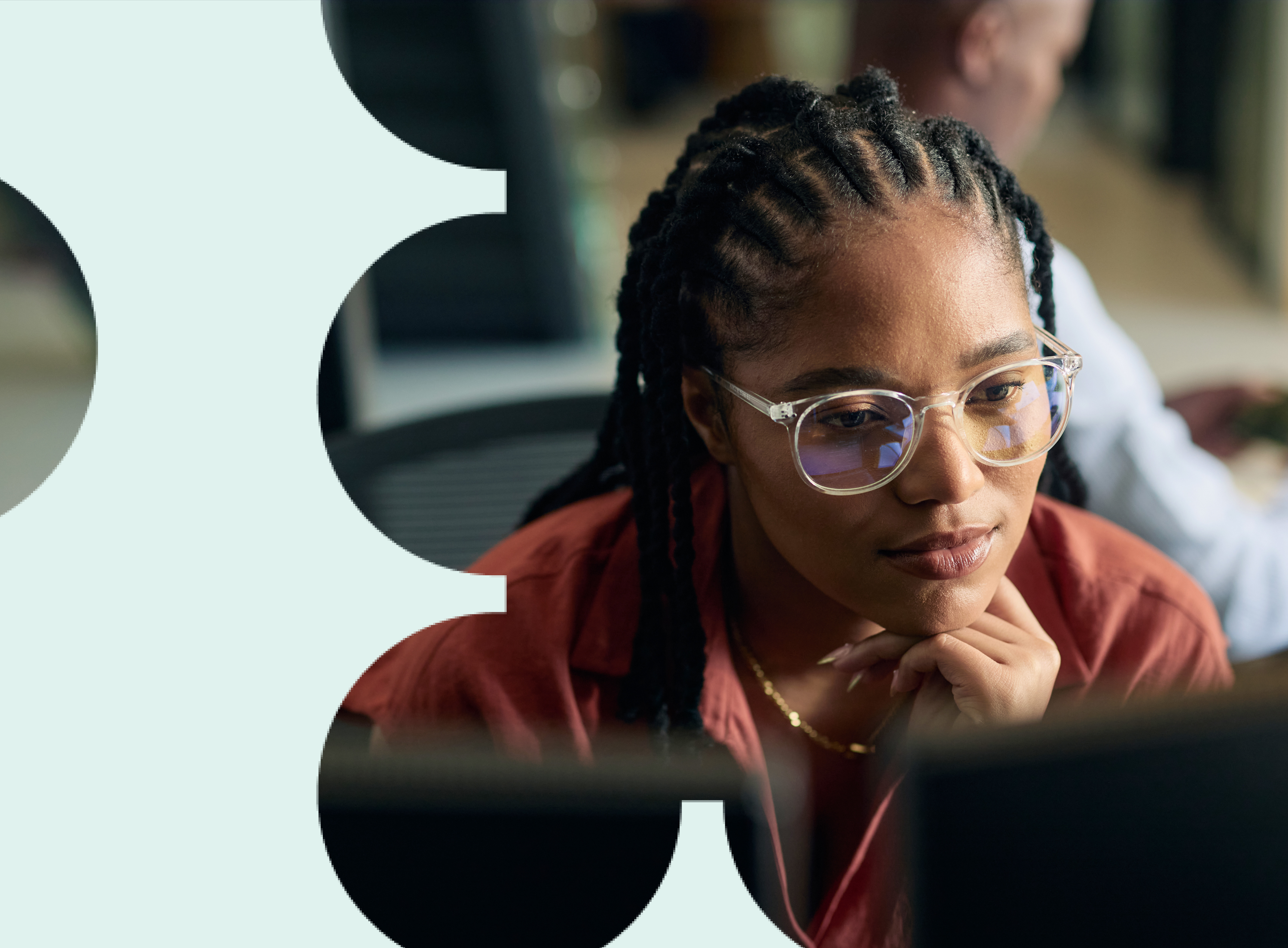 Mulher analisando uma tela de computador concentrada