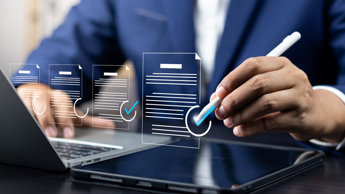 Mão dando check documentos