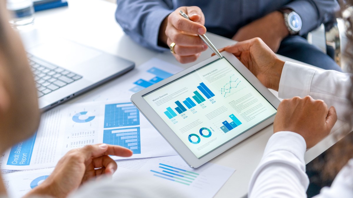 Gráficos em tablet e papéis